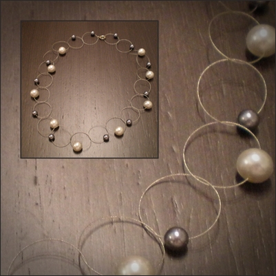 Collar Perlas Flotantes. Realizado con acero y perlas de cristal.