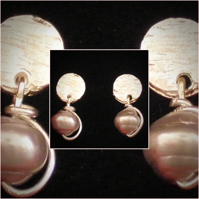 Pendientes Remolino plateados, con perlas buturudas en gris y lila